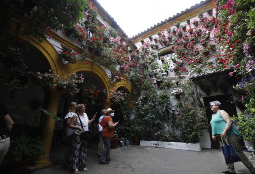 Visitantes en un patio de San Basilio