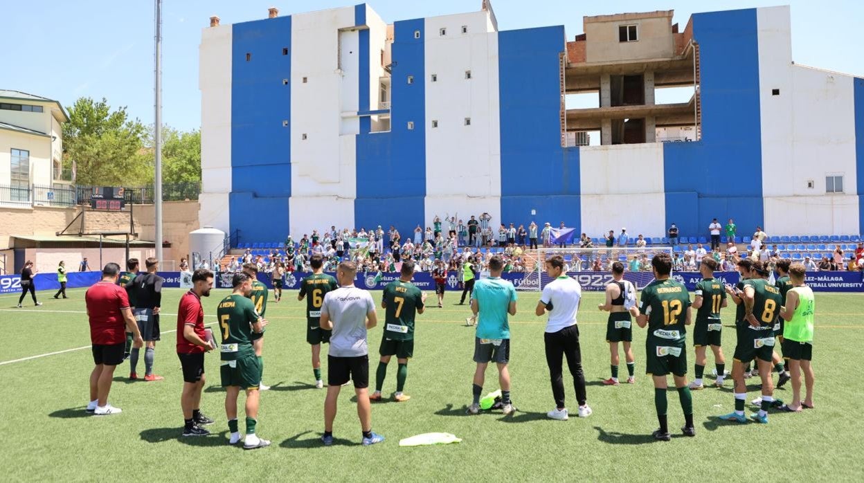 Los jugadores del Córdoba CF se despiden de la afición en el Vivar Téllez tras acabar el curso