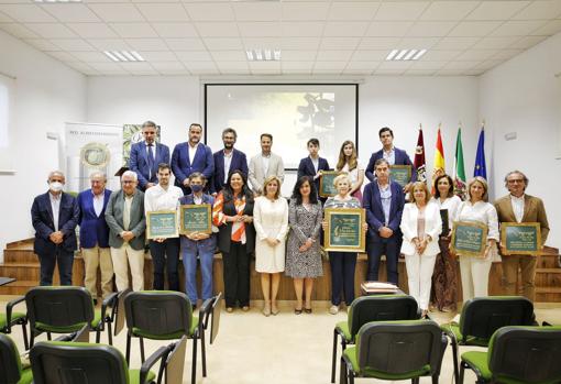 Foto de familia de los premiados en la Feria del Olivo