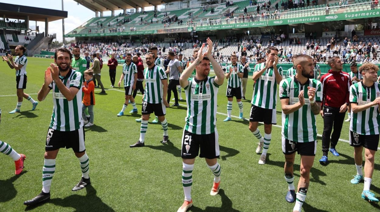 Los jugadores del Córdoba CF dan la vuelta de honor para celebrar el ascenso