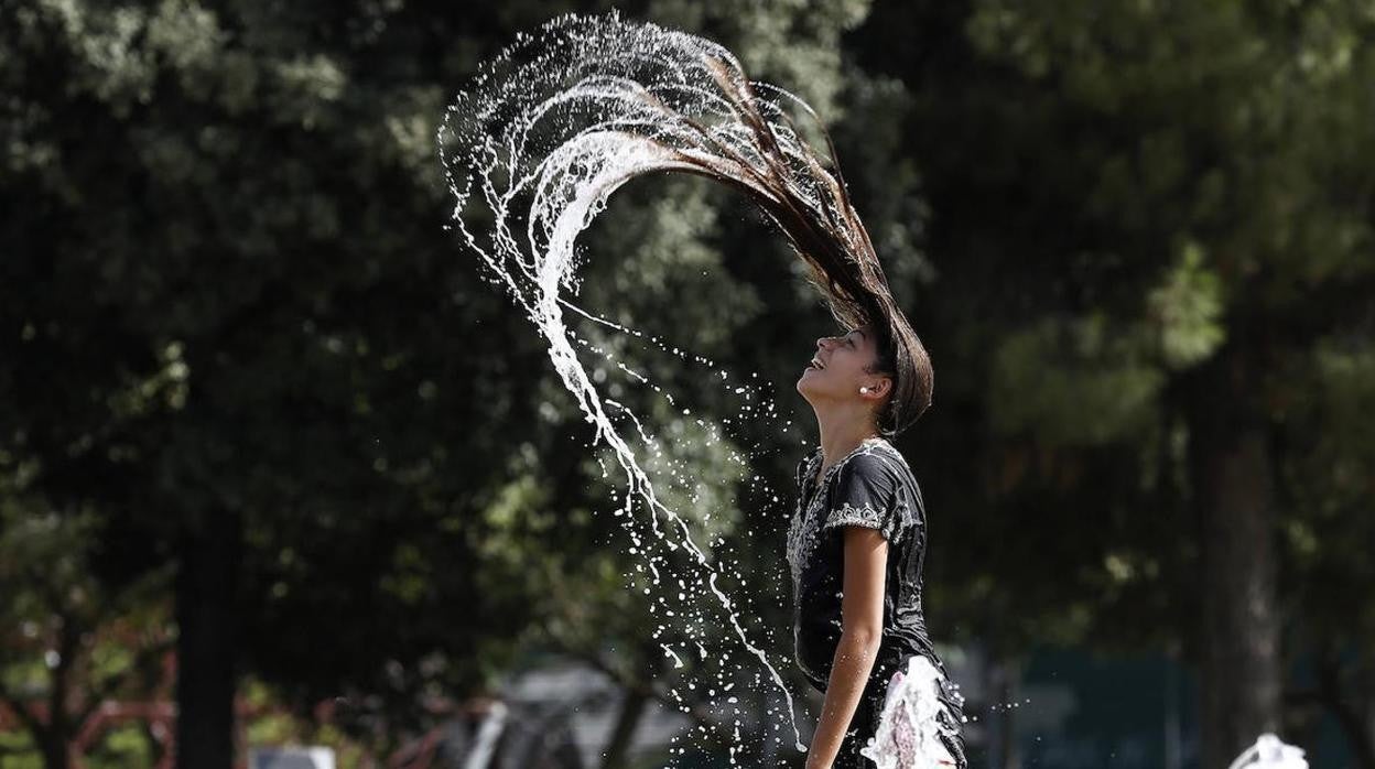 Una joven se refresca en una zona de aguas