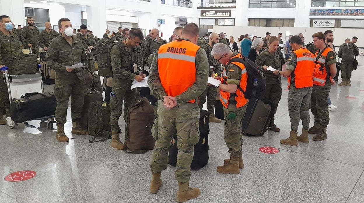 Militares de la BRI X en el aeropuerto de Málaga