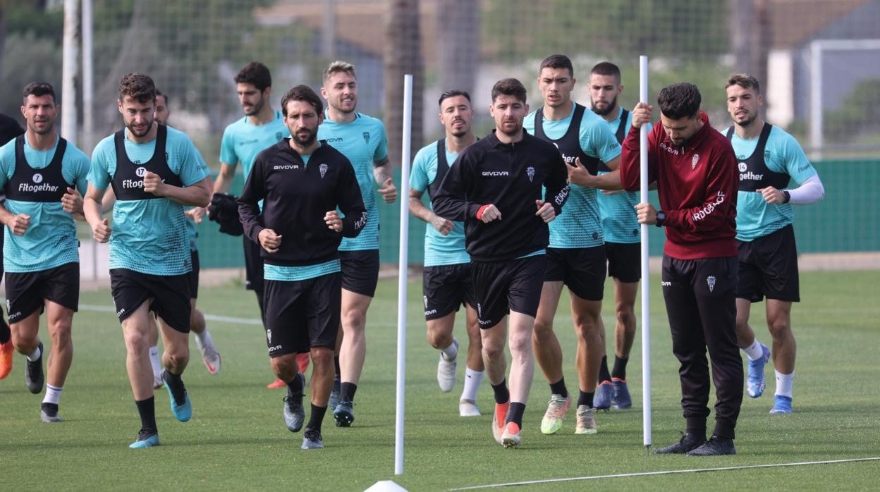 Los jugadores del Córdoba durante uno de los últimos entrenamientos de la temporada