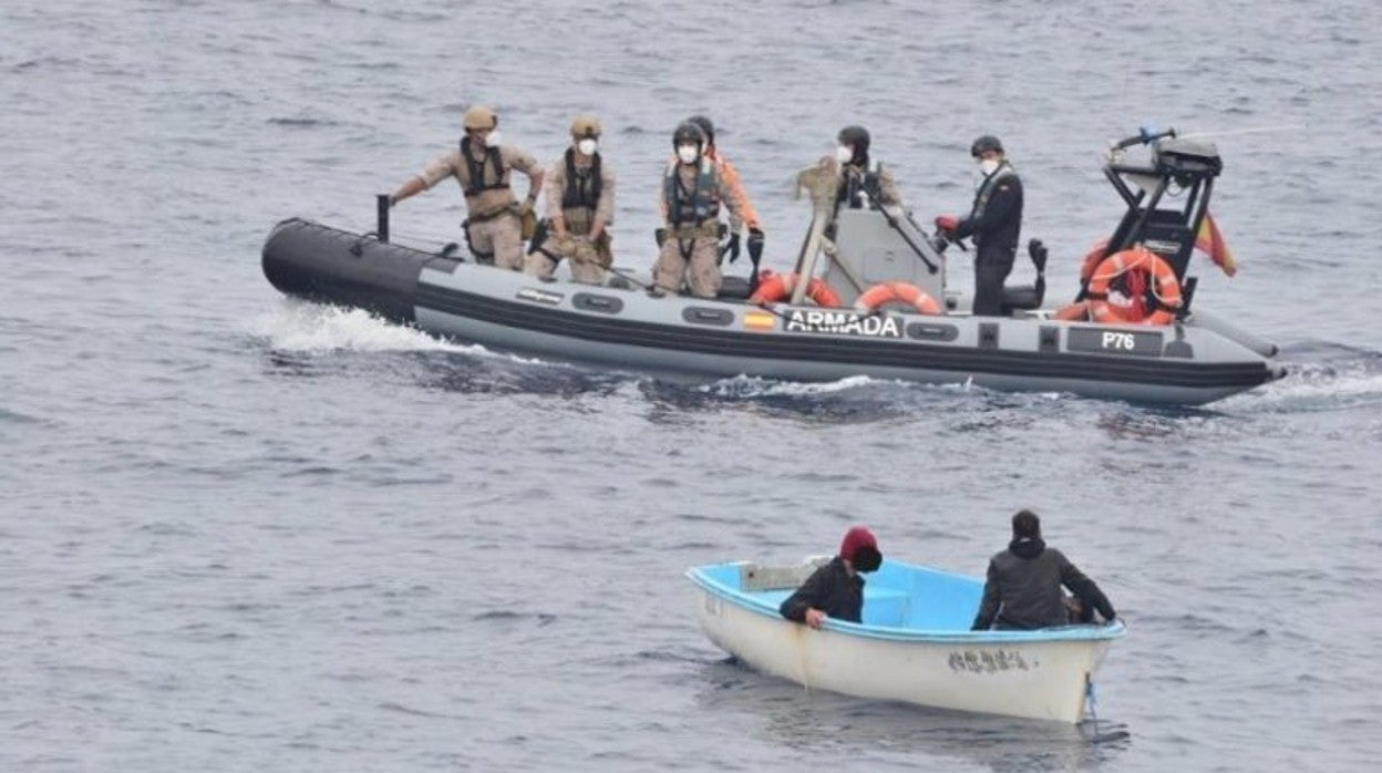 Imagen difundida por la Armada del momento del rescate de la patera