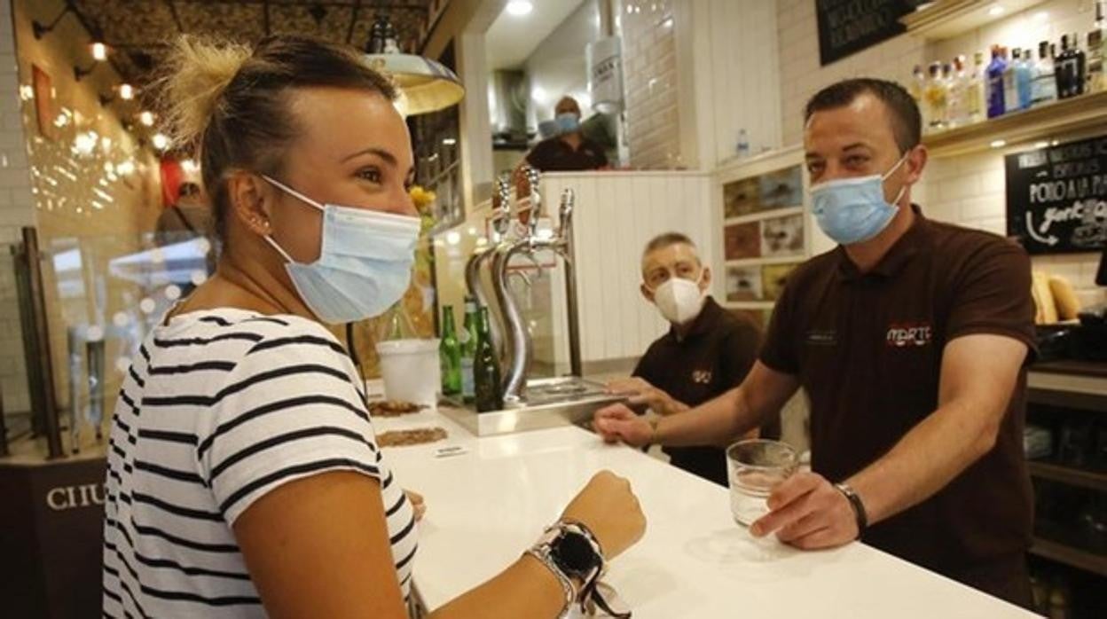 Mascarillas en el interior de un bar