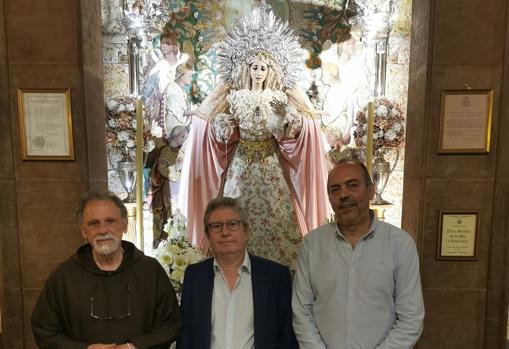 Manuel Valera, en el centro, ofreció la meditación de este miércoles