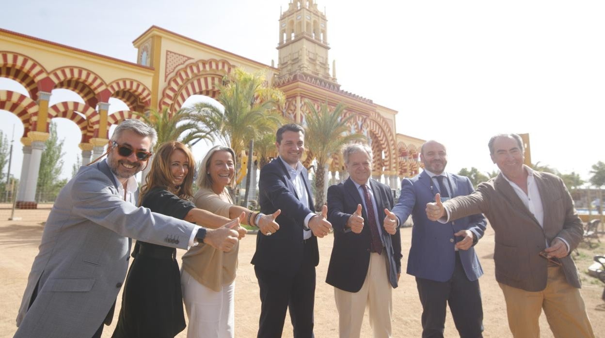 El alcalde y miembros del gobierno municpal, hoy durante la presentación de la Feria