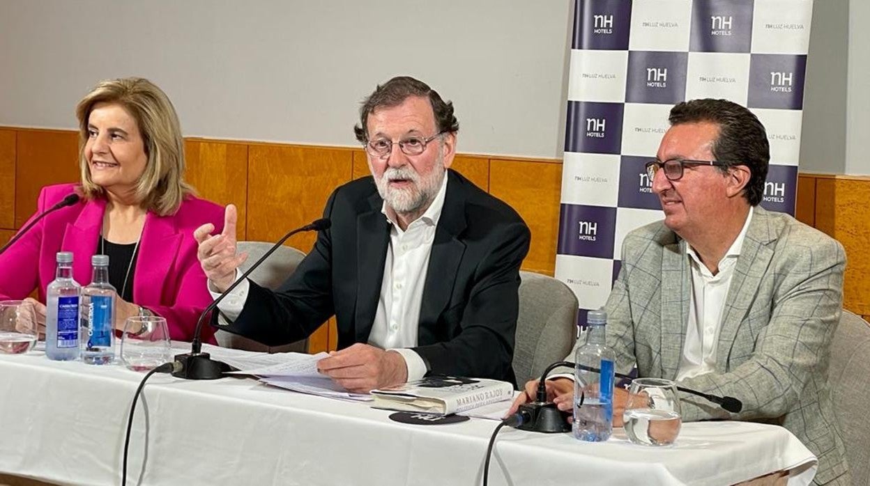 Fátima Báñez, Mariano Rajoy y Manuel Andrés González en la presentación de 'Política para adultos'