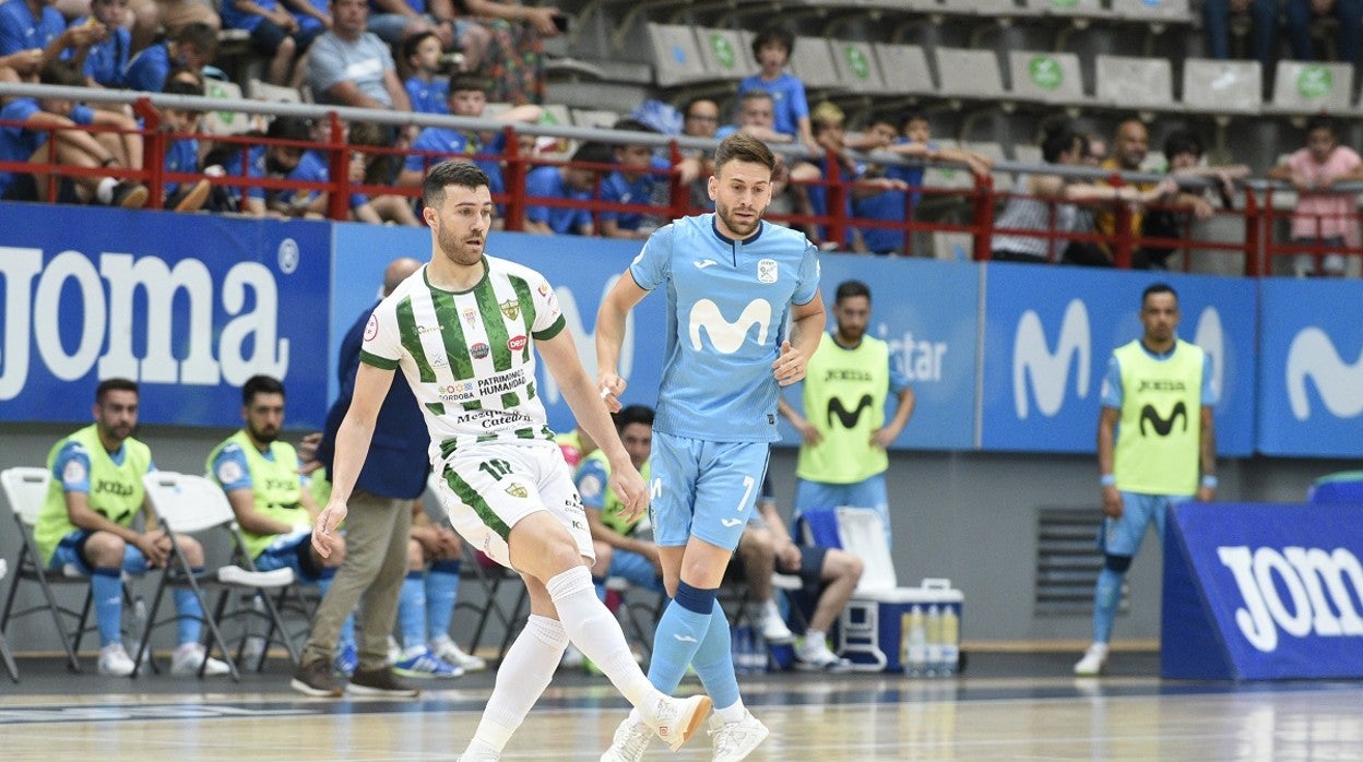 Saura conduce el balón durante el partido