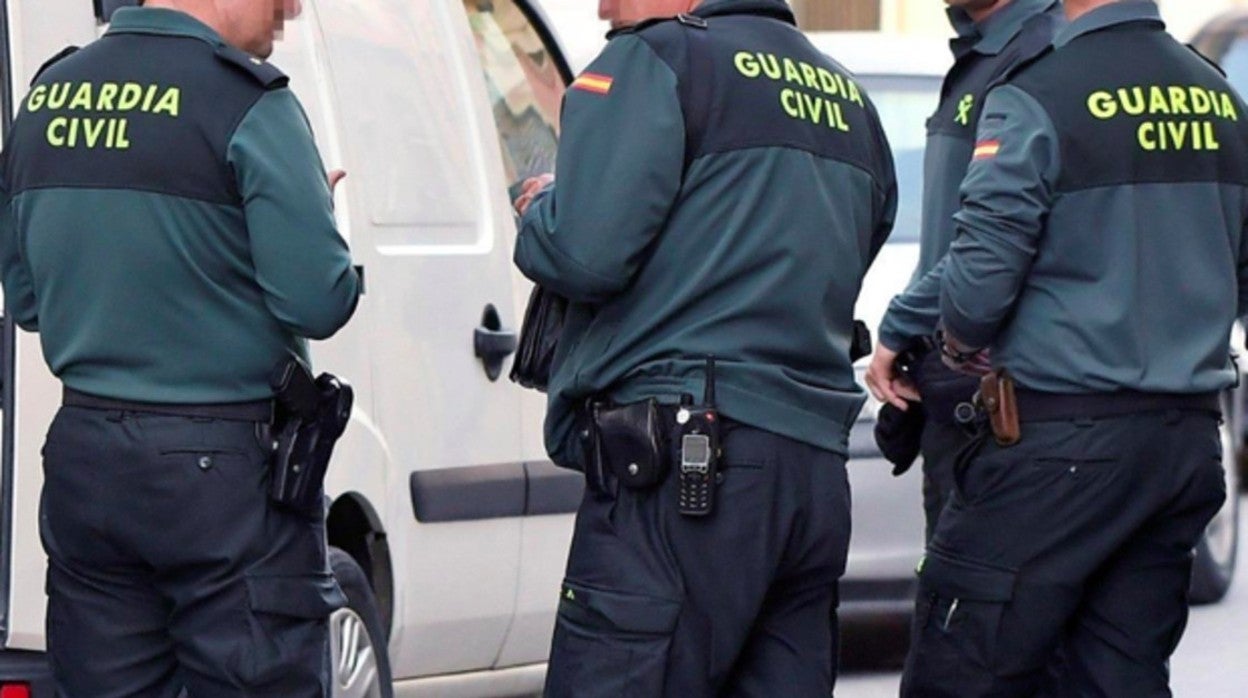 Tres agentes de la Guardia Civil