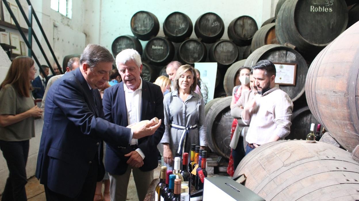 Luis Planas junto a Francisco Robles durante la visita a la bodega