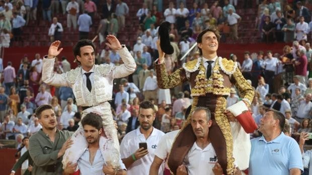 Toros en Córdoba | Roca Rey corta tres orejas y Lagartijo dos en el toro de su alternativa