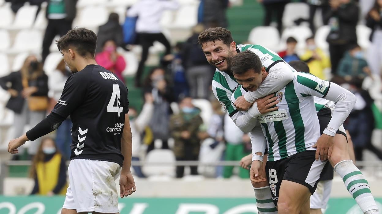 Adrián Fuentes junto a José Cruz celebran un gol en El Arcángel