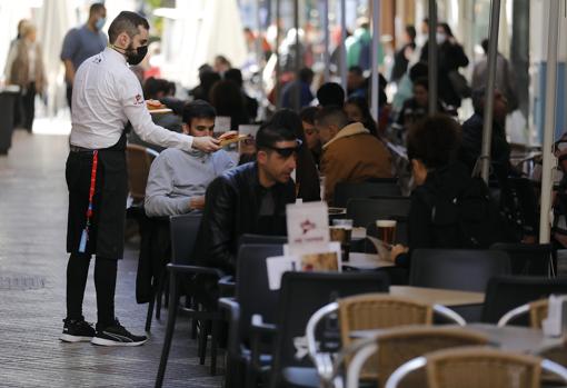 Camarero atiende una terraza en el Centro de Córdoba