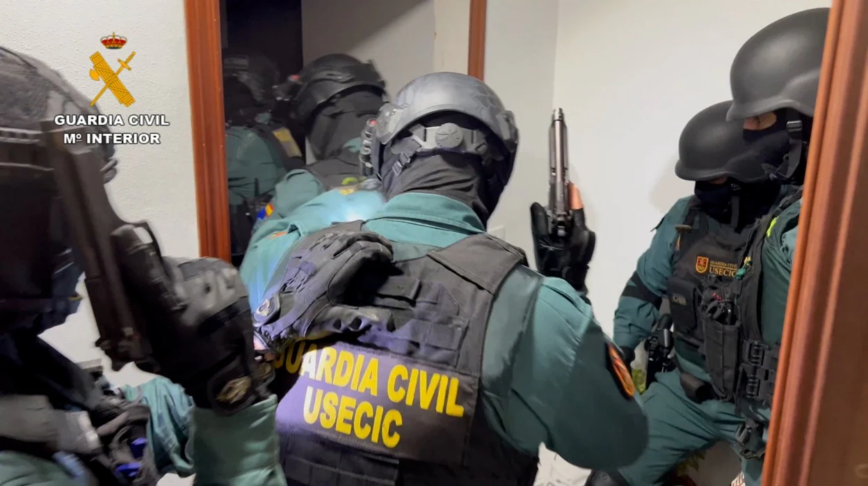Guardias civiles, durante uno de los registros efectuados en Algeciras