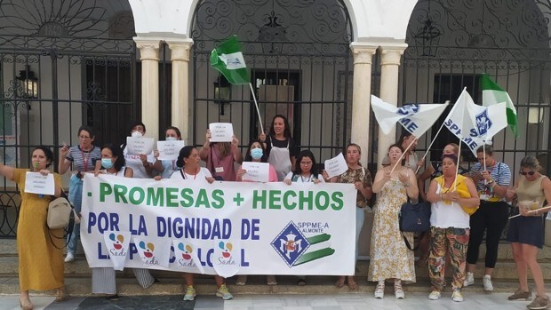 Las trabajadoras de ayuda a domicilio de Almonte denuncian el «incumplimiento» del convenio colectivo
