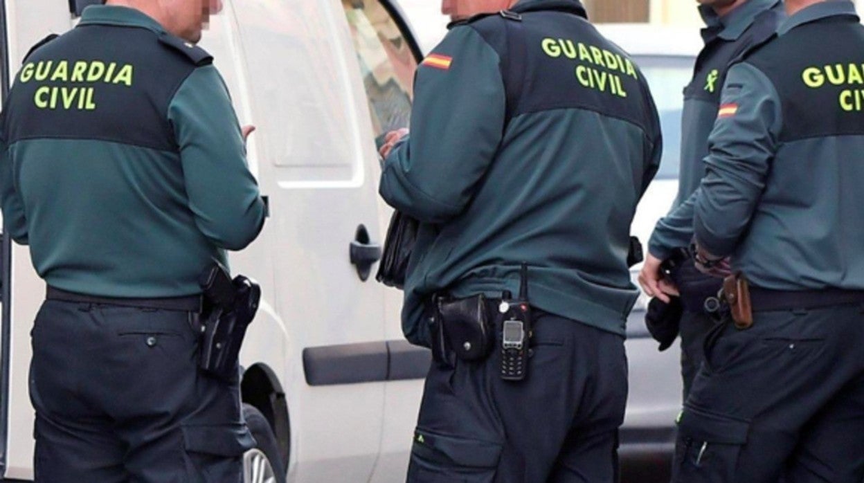 Tres agentes de la Guardia Civil