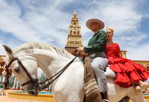 Dos caballistas junto a la portada