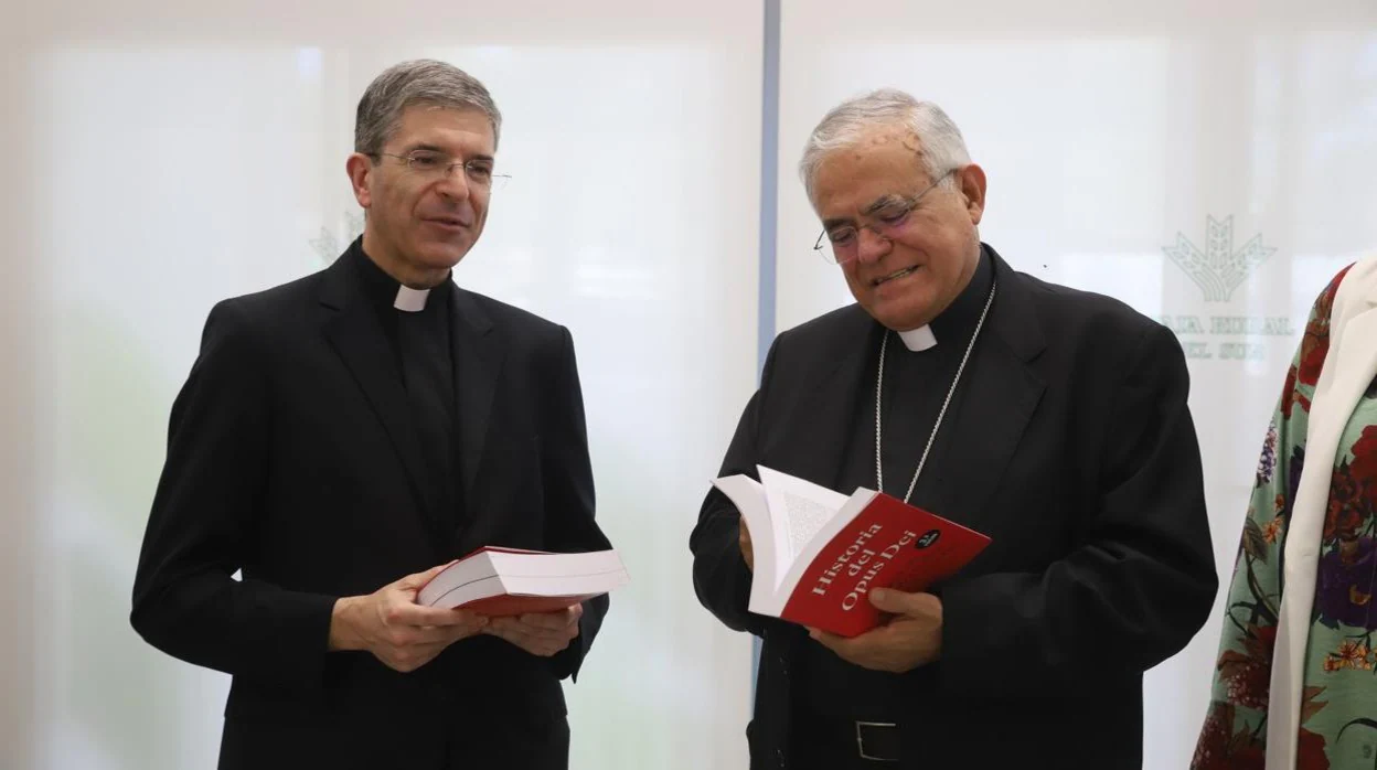 José Luis González Gullón, junto al obispo, Demetrio Fernández, en la presentación del libro 'Historia del Opus Dei'