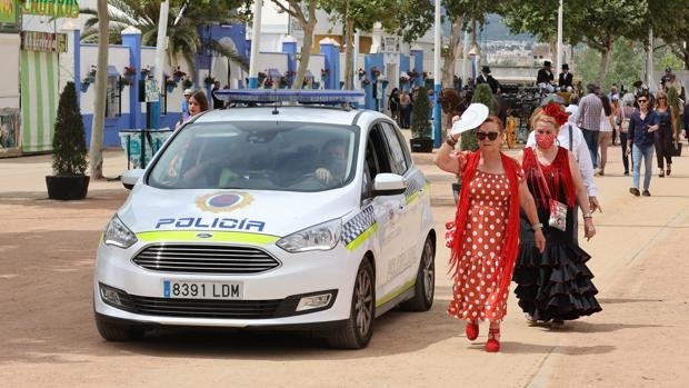 Feria de Córdoba 2022 | La Policía inmoviliza uno de los trenes neumáticos del Arenal al carecer de seguro