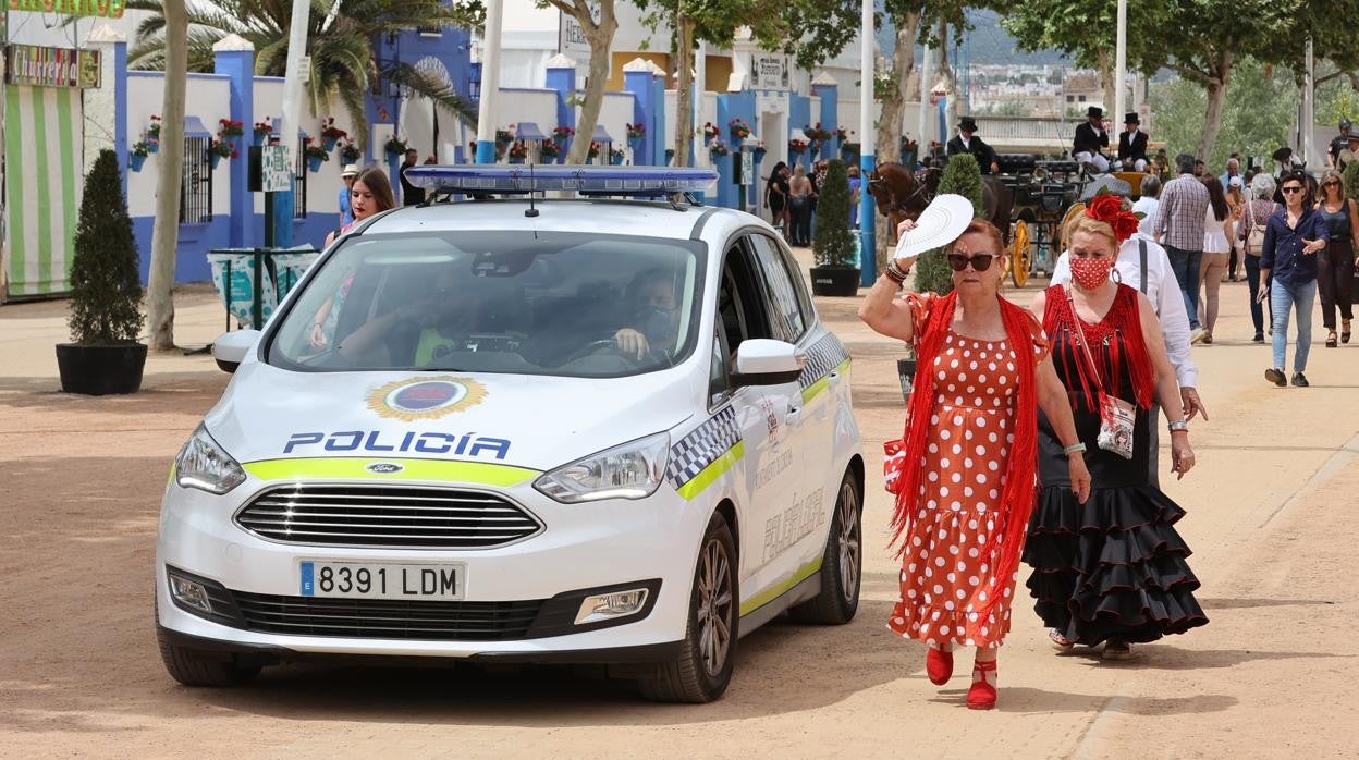 Un coche de la Policía Local, patrullando durante la presente edición de la Feria