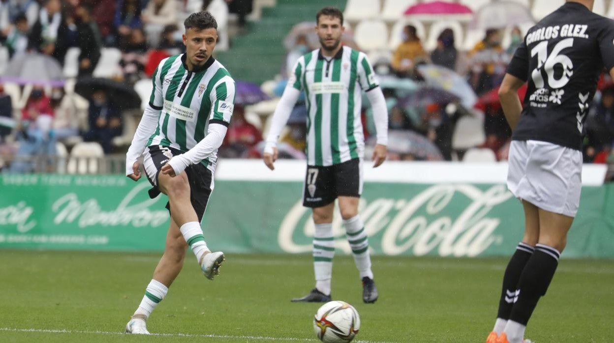 Alejandro Viedma toca el balón ante el Tamaraceite