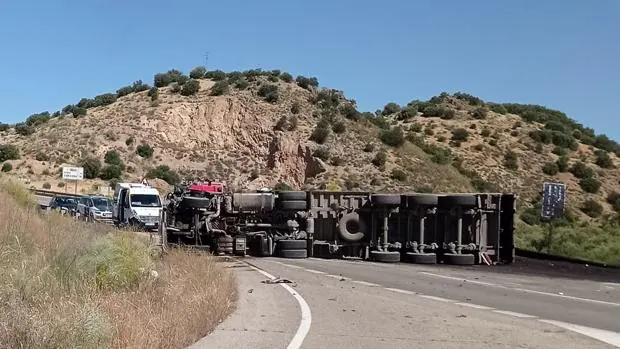 Accidente en Córdoba | Muere el conductor de un coche tras una colisión con un camión en la N-432