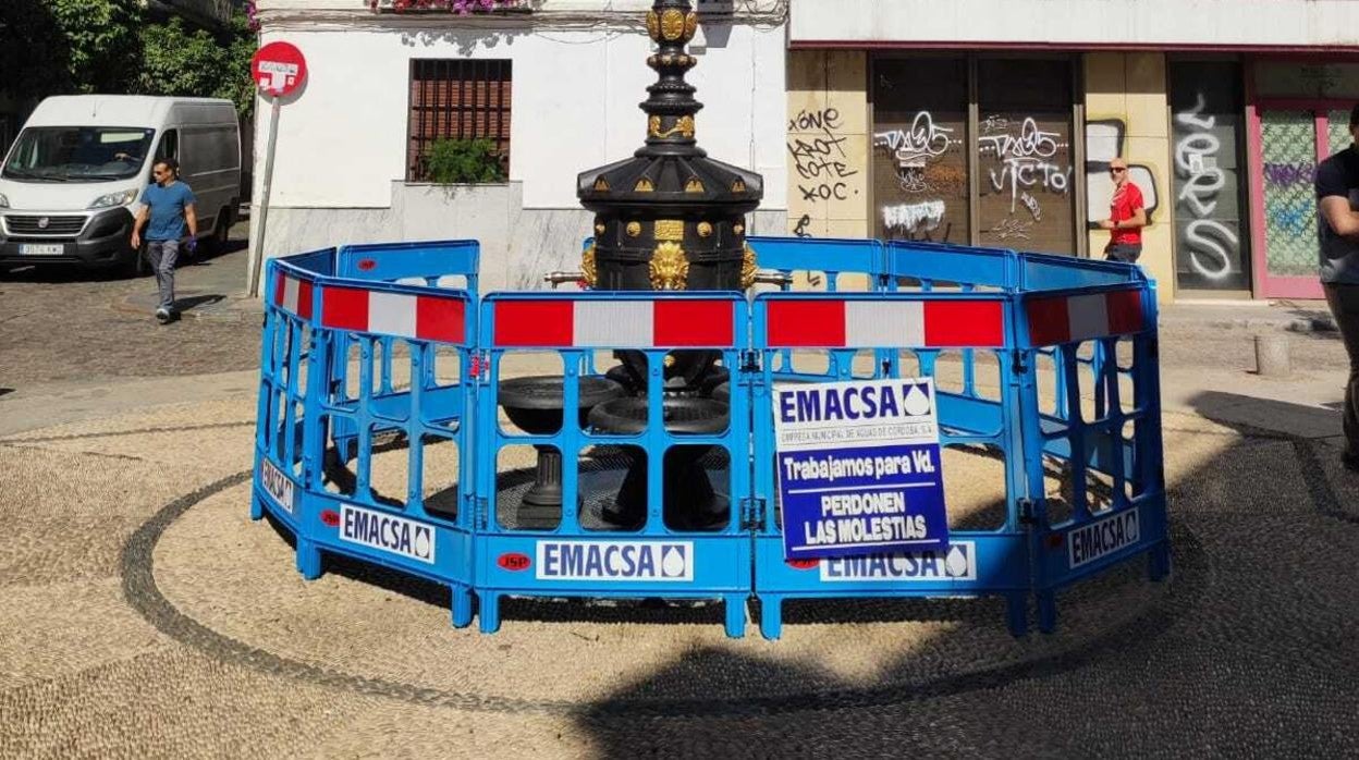 Imagen de la fuente de la plaza de la Almagra durante los trabajos de Emacsa