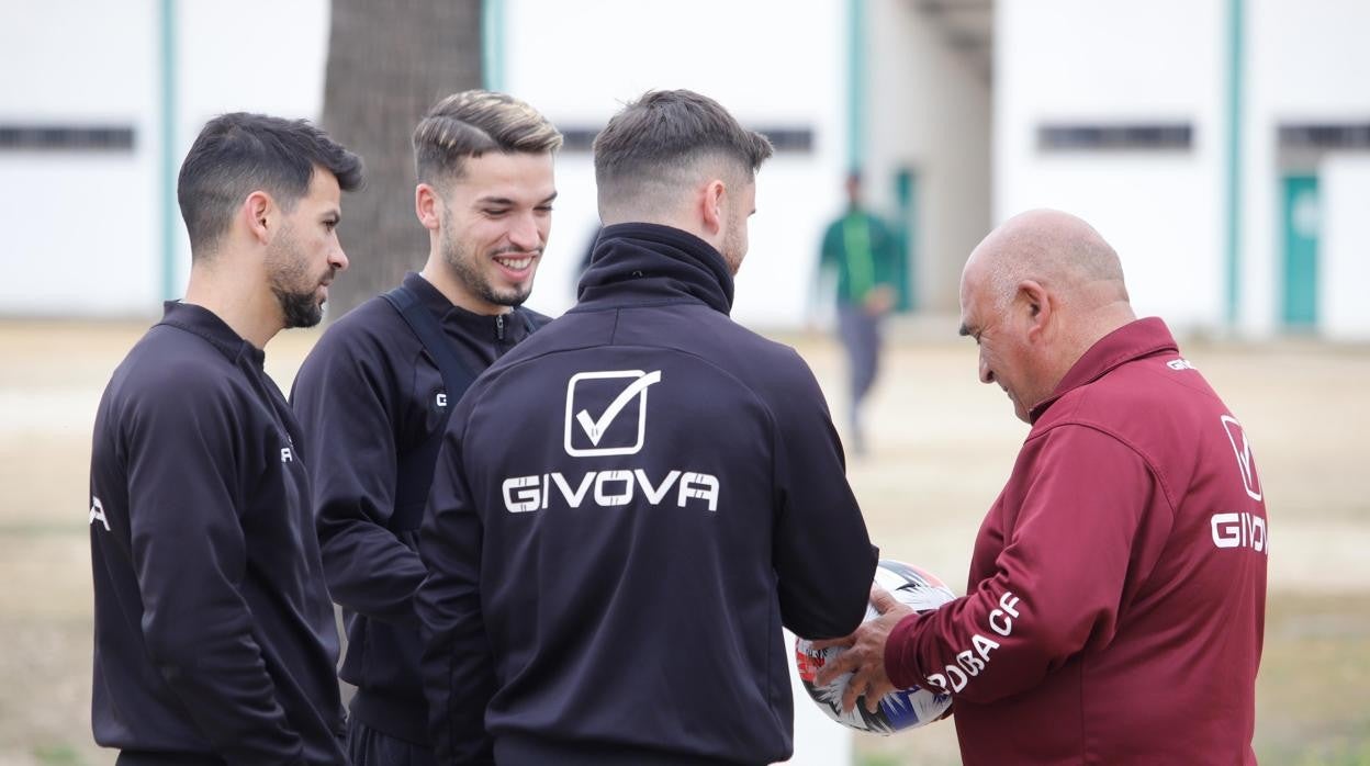 Los jugadores del Córdoba tras el entrenamiento en la ciudad deportiva