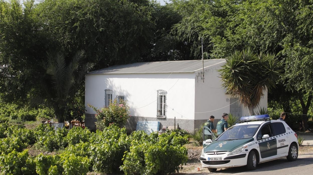 Agentes de la Guardia Civil junto a la vivienda en la que ocurrieron los hechos