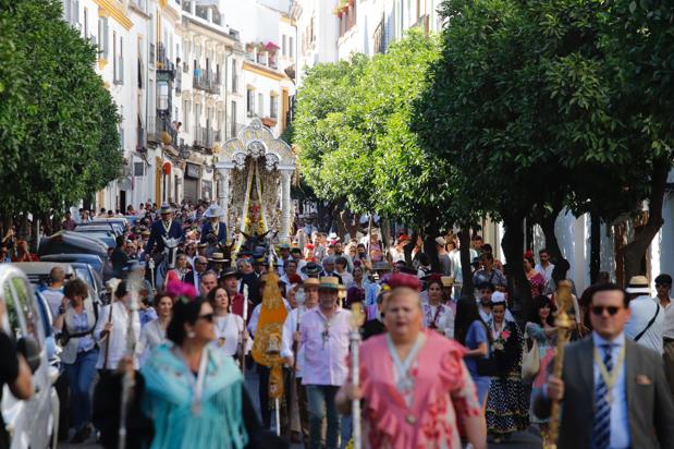 Sinfonía de vivas y color para el Simpecado del Rocío de Córdoba en su deslumbrante carreta