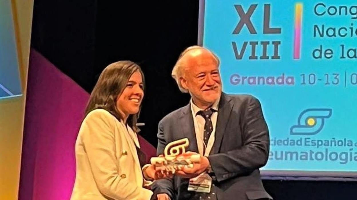 La reumatóloga cordobesa Ñaira Bautista recoge el premio de la Sociedad Española de Reumatología