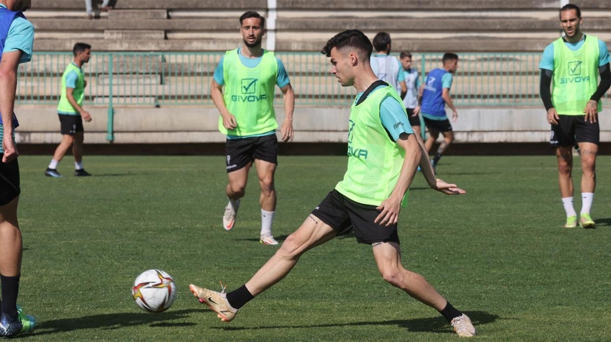 El extremo del Córdoba CF Luismi Redondo toca el balón en un entreno