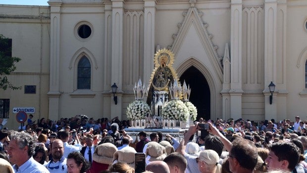 Expectación, fe y devoción en la vuelta a las calles de la Virgen de Regla