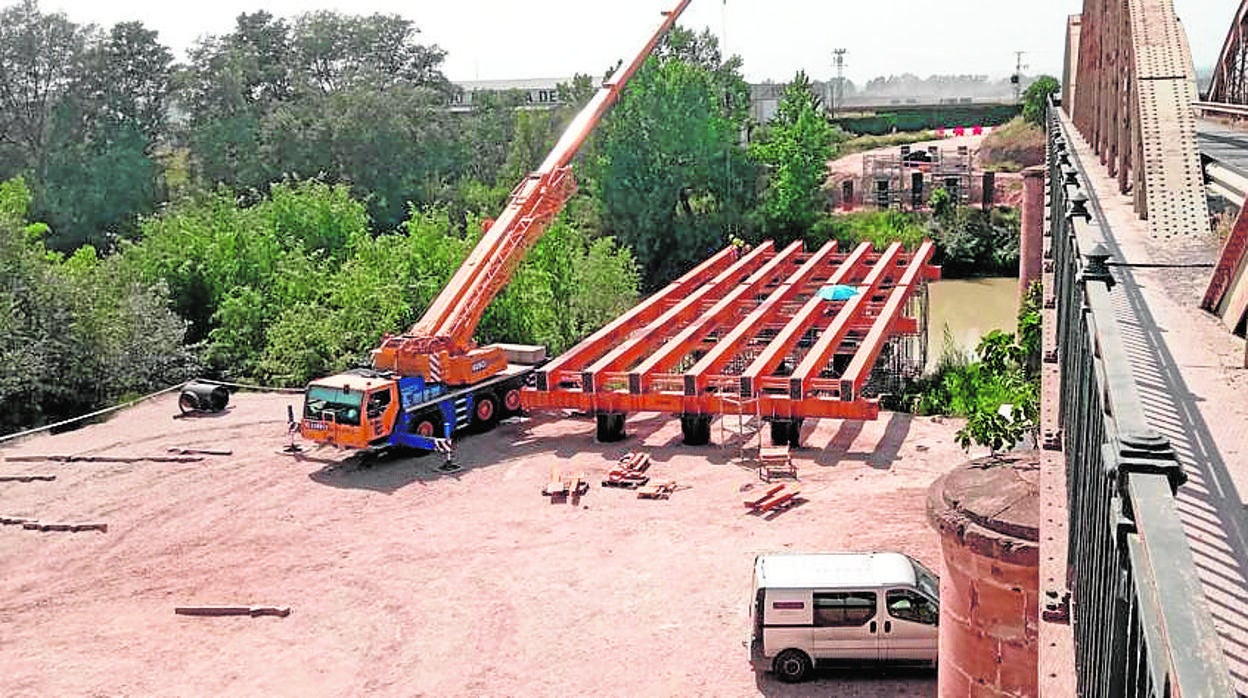 Montaje de la pasarela sobre el río Guadalquivir para proceder al arreglo del Puente de Hierro