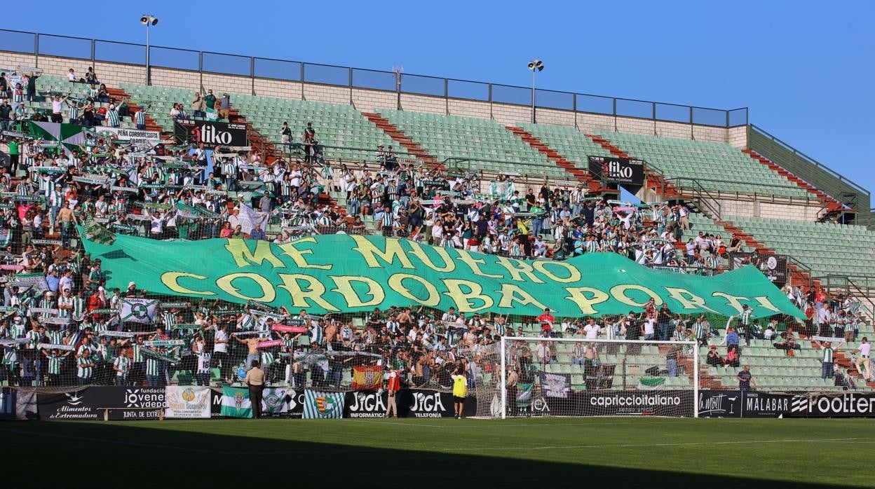 La afición blanquiverde presente en el estadio Romano de Mérida