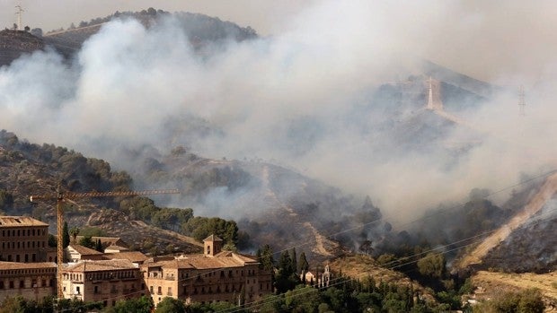 Evolución favorable del incendio que ha puesto en peligro la Abadía del Sacromonte en Granada