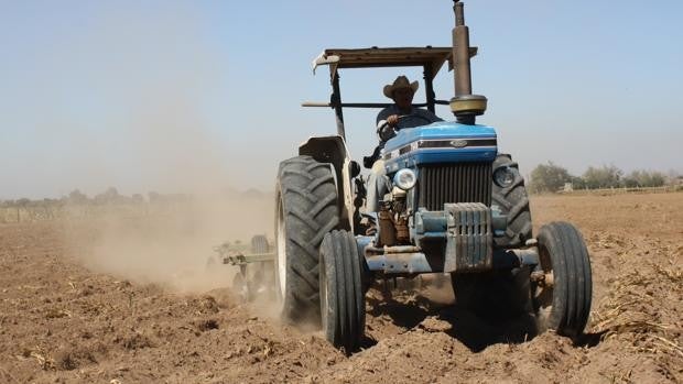 Muere una persona en Villanueva de Córdoba al volcar el tractor en el que trabajaba