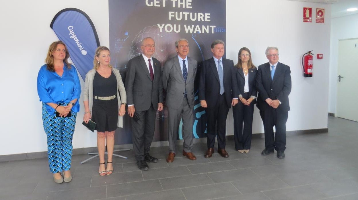 Foto de familia durante la apertura de la oficina en Málaga