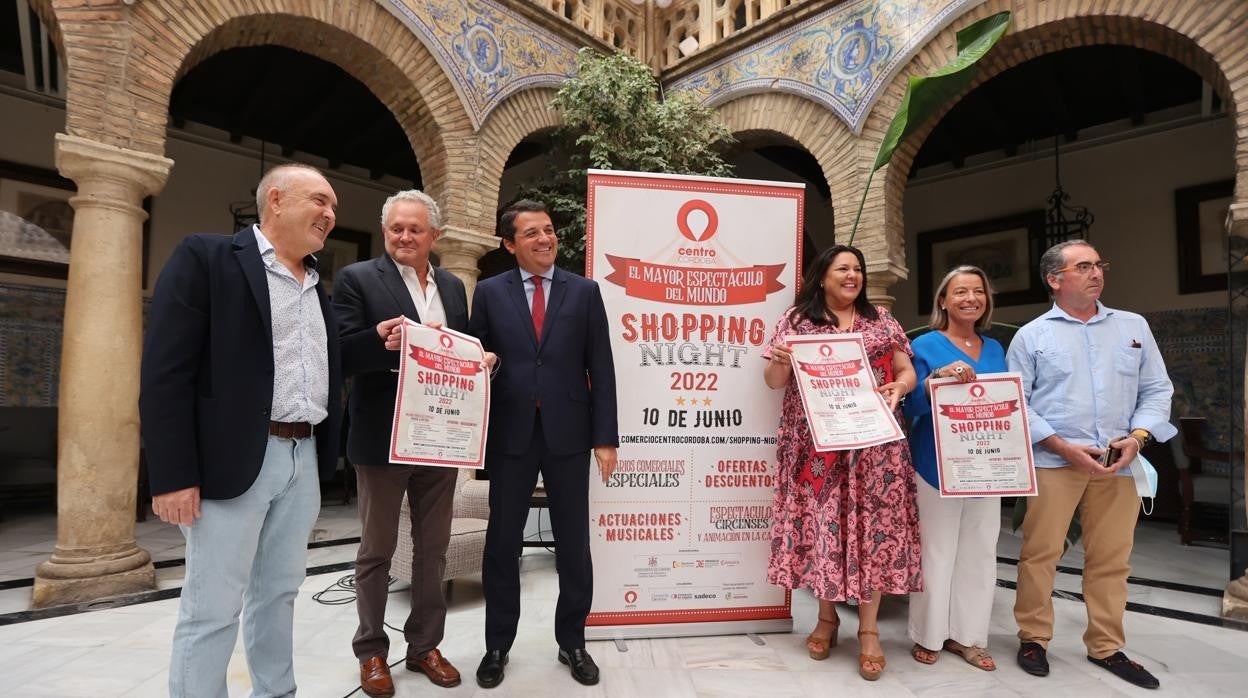 Foto de familia de los organizadores y las autoridades en la presentación de la Shopping Night