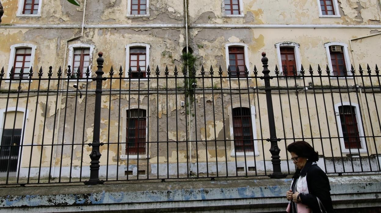 Fachada deteriorada del edificio de Zona de Reclutamiento de La Trinidad