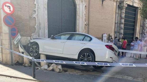 Accidente Córdoba | Herido tras empotrar su coche contra la iglesia de Santo Domingo de Cabra