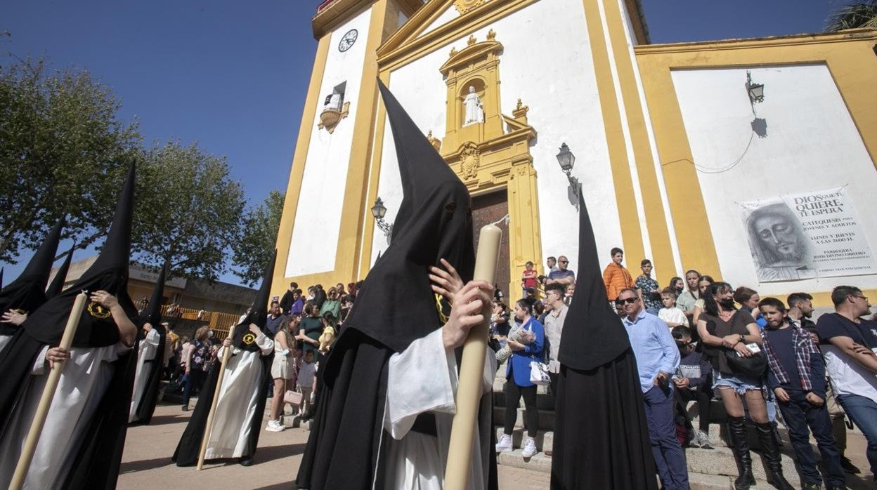 Nazarenos de la hermandad del Amor, el pasado Domingo de Ramos ante su parroquia