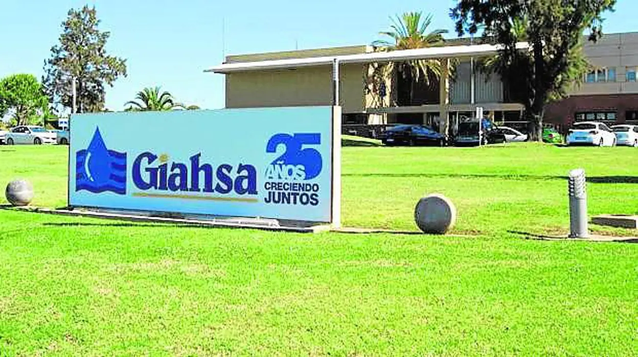 Sede de la empresa de la mancomunidad Giahsa, que abastece de agua y recoge la basura en municipios de Huelva