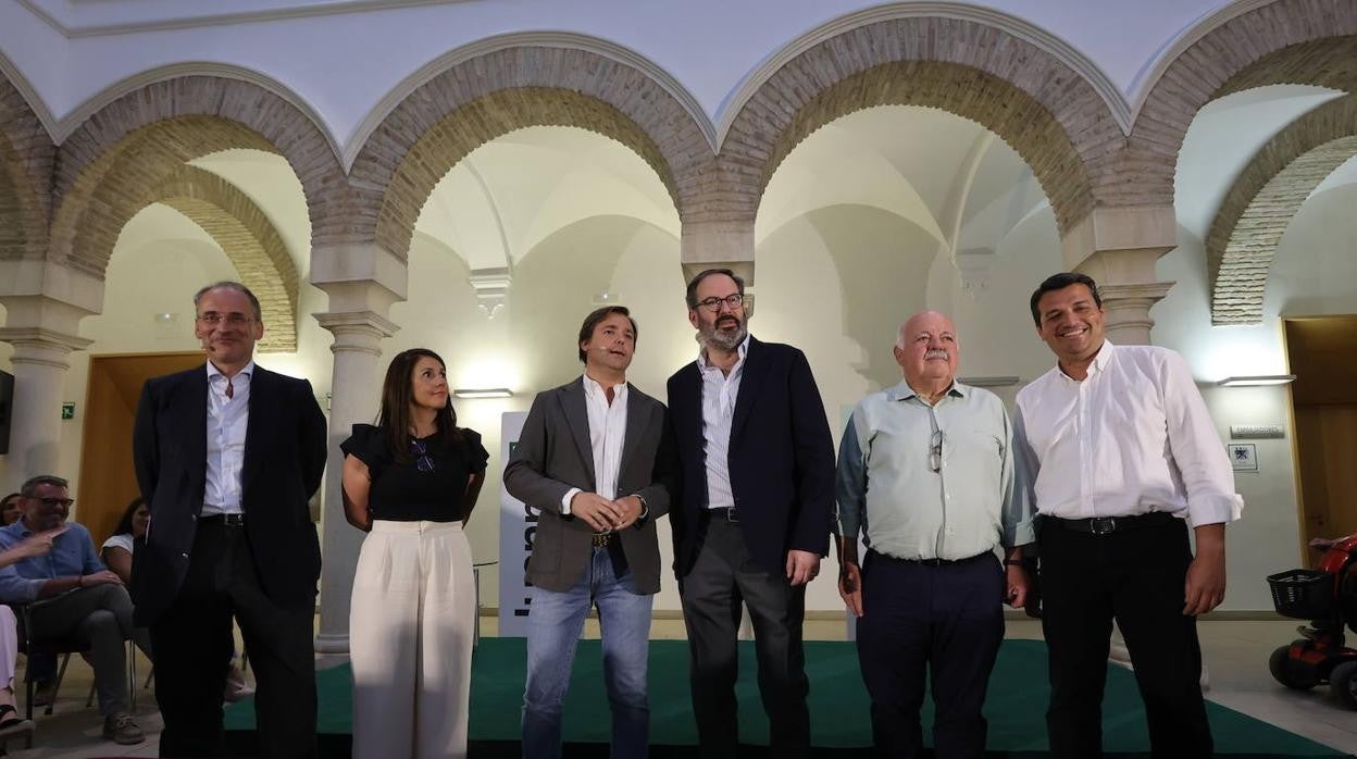 Repullo, en el centro, posa con otros candidatos y cargos del PP