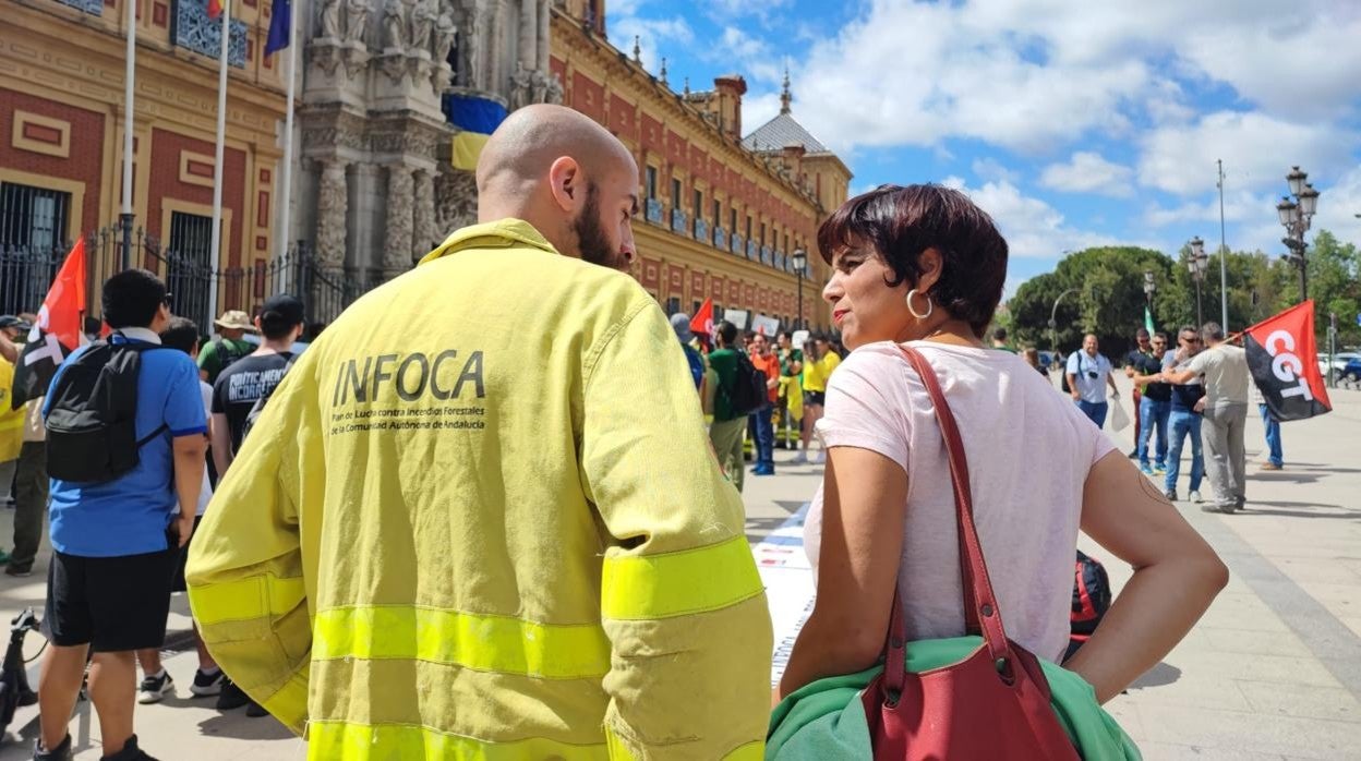 La candidata de Adelante Andalucía con uno de los huelguistas que se han manifestado este miércoles en San Telmo