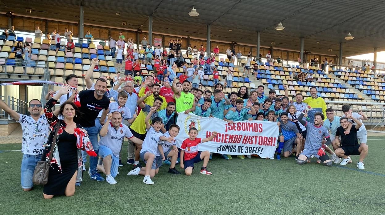 El Atlético Espeleño celebra el ascenso sobre el césped