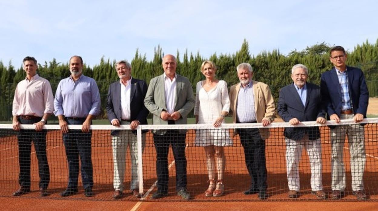 Representantes institucionales y organizadores, en las pistas del Real Aeroclub de Córdoba