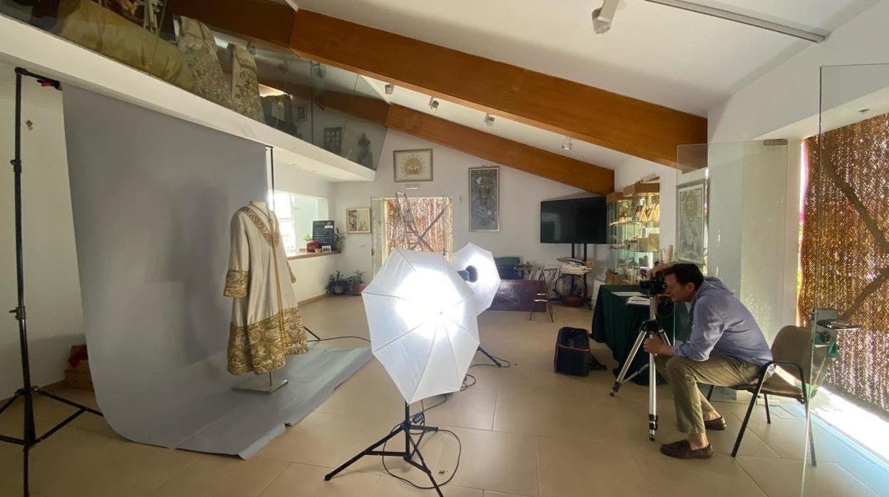 Daniel Salvador-Almeida fotografía una túnica del Señor en la casa de hermandad de la Paz