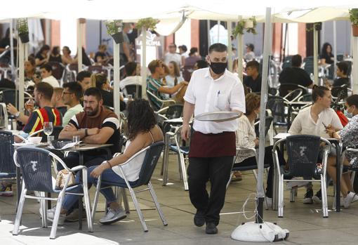 Clientes de una terraza de La Corredera